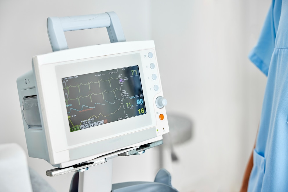 PHOTO: Monitoring equipment in operating room