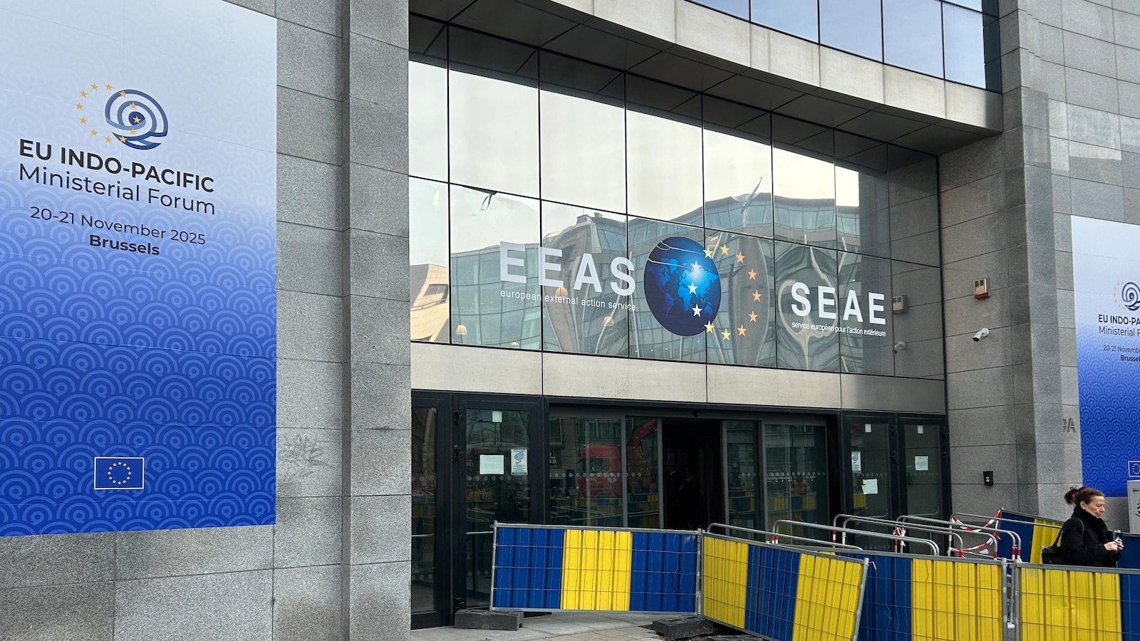 Белгийската полиция арестува трима души по време на разследване на