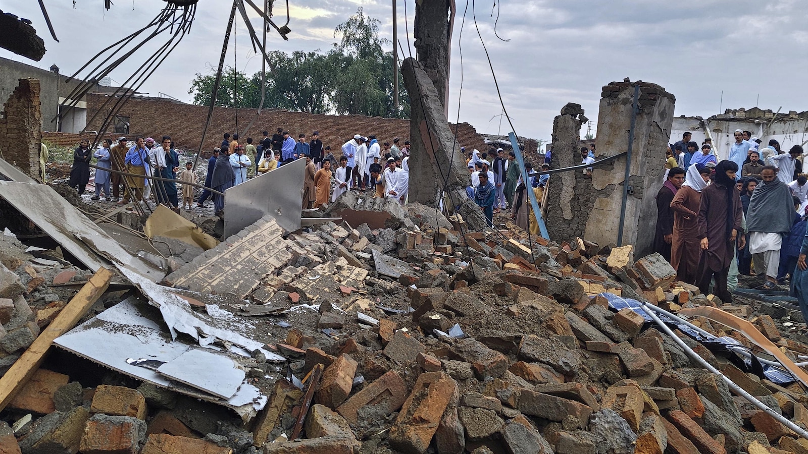  Afghan officials say Pakistani strikes killed 7 and wounded 85 in first attacks since peace talks