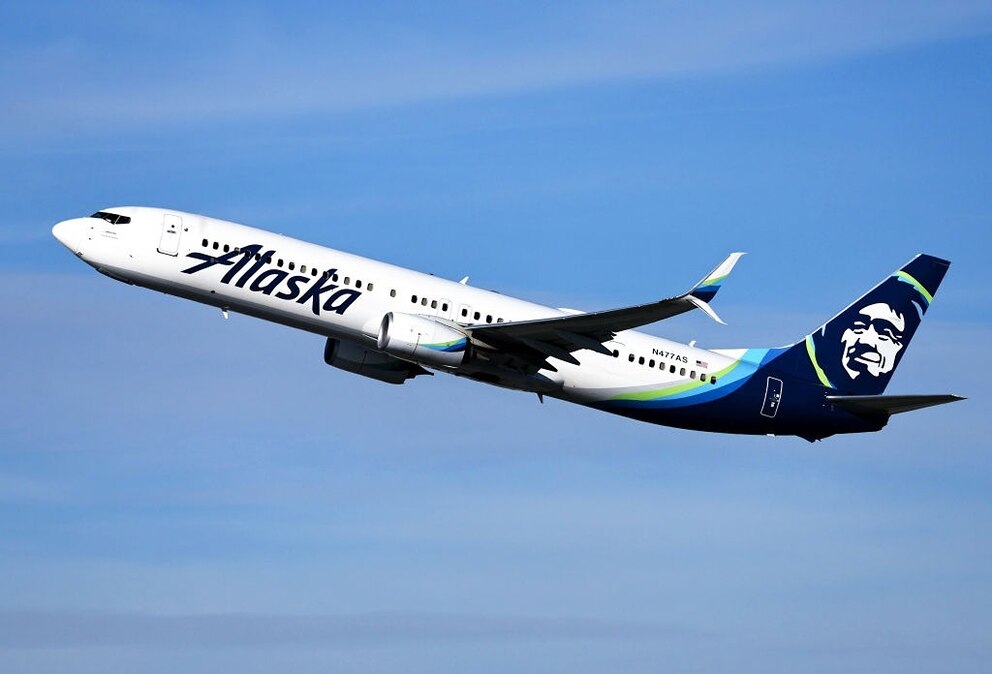 PHOTO: Alaska Airlines Announces Plan To Buy Hawaiian Airlines For $1.9B