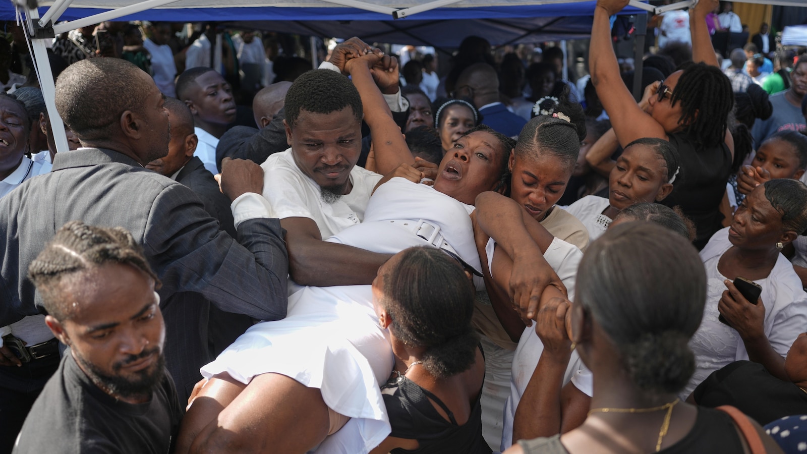 تعيش بلدة في جنوب هايتي حالة حداد على نفسها وهي تترنح من آثار إعصار ميليسا