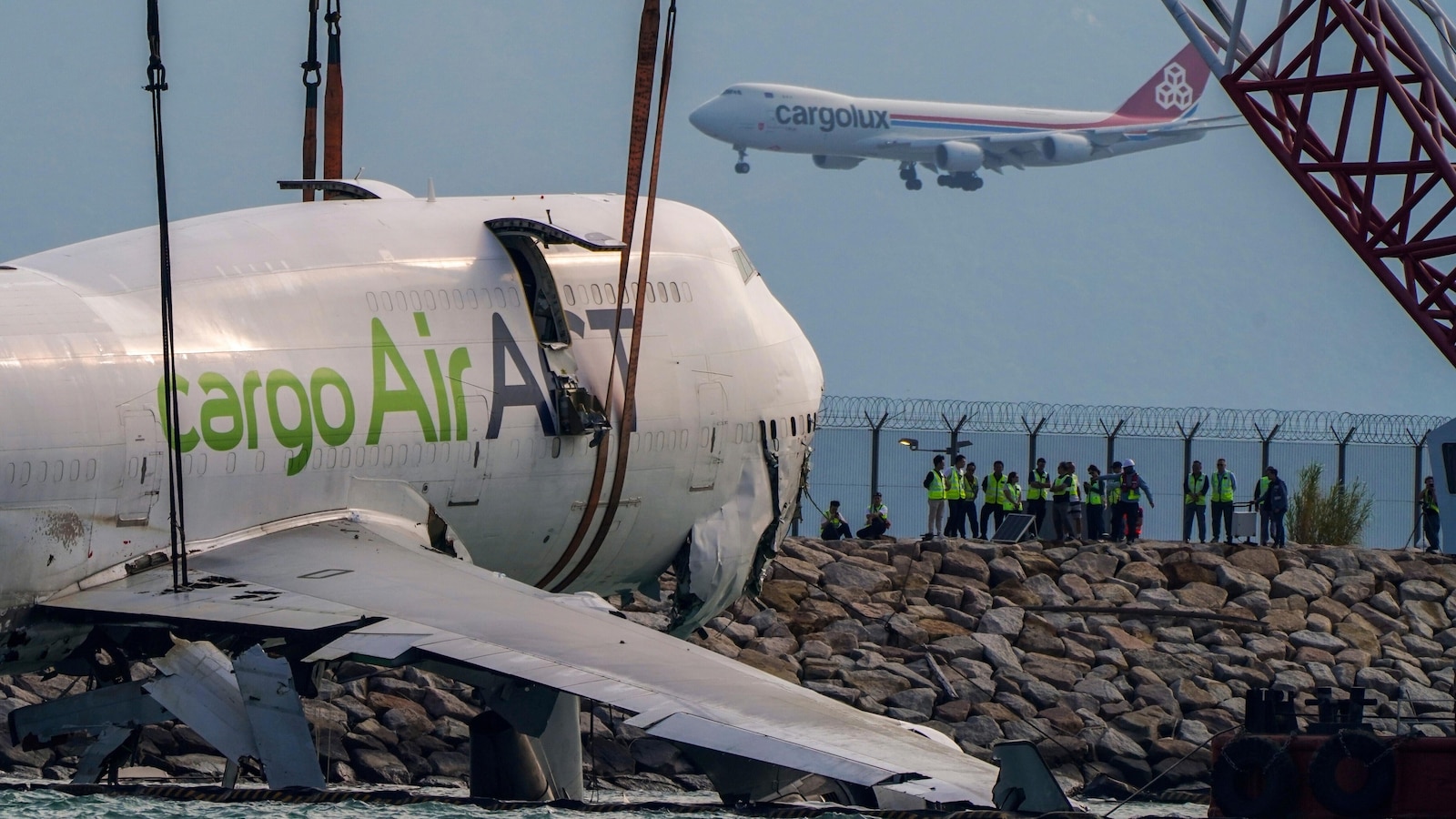 The main remains of the cargo plane are recovered in Hong Kong waters after a fatal accident The main remains of the cargo plane are recovered in Hong Kong waters after a fatal accident