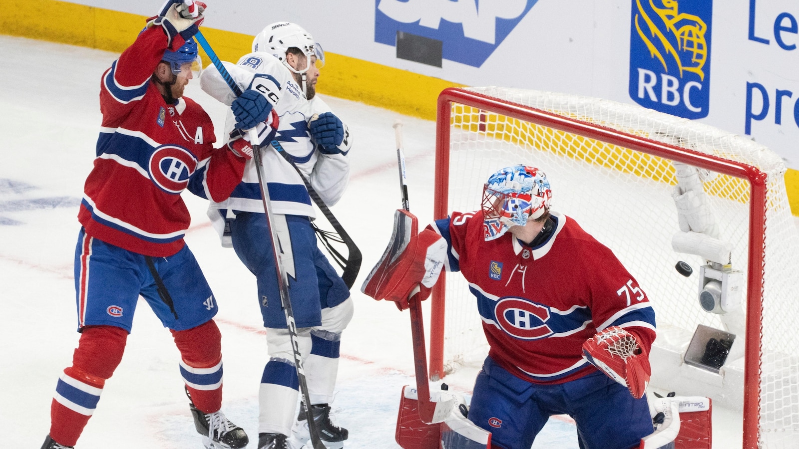 Hagel scores twice in 3rd, Lightning beat Canadiens 3-2 in Game 4 to tie series