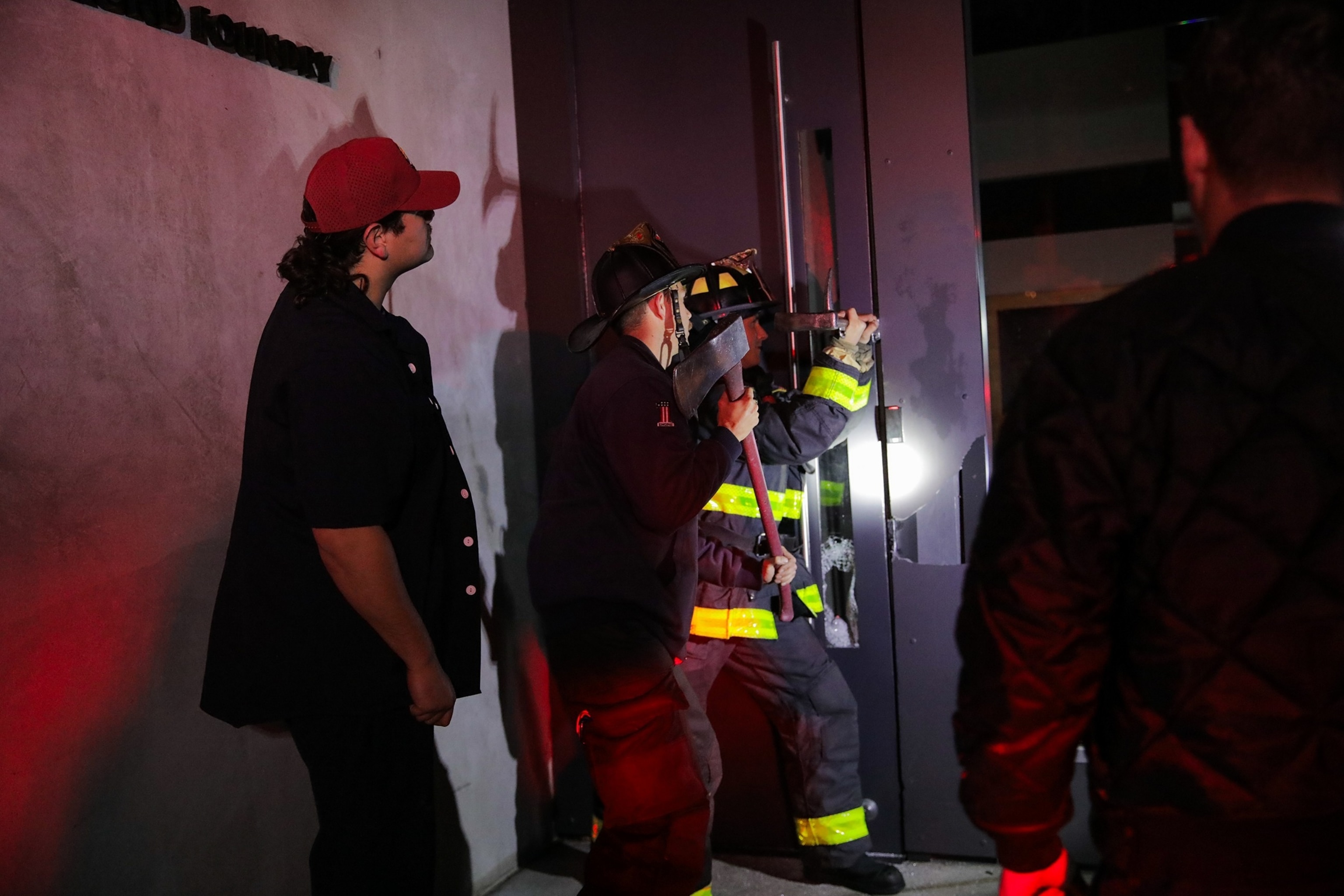 Los bomberos de San Francisco abordan un incendio para rescatar a los empleados atrapados en una tienda debido al corte de energía en San Francisco el sábado 20 de diciembre de 2025. 