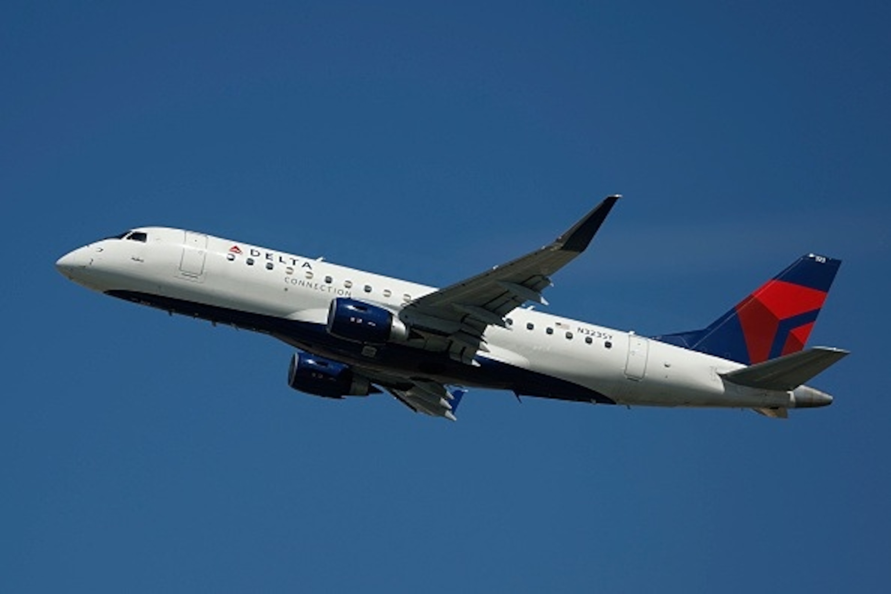 FOTO: El piloto de un avión Embraer E175LR de un vuelo de Delta Connection, como el que aparece en la imagen, se vio obligado a realizar un