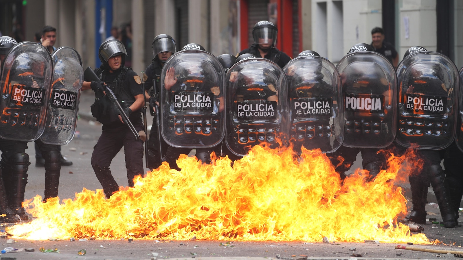 Милей се изправя срещу синдикатите в Аржентина, предизвиквайки протести, докато сенаторите обсъждат реформата му в трудовия сектор