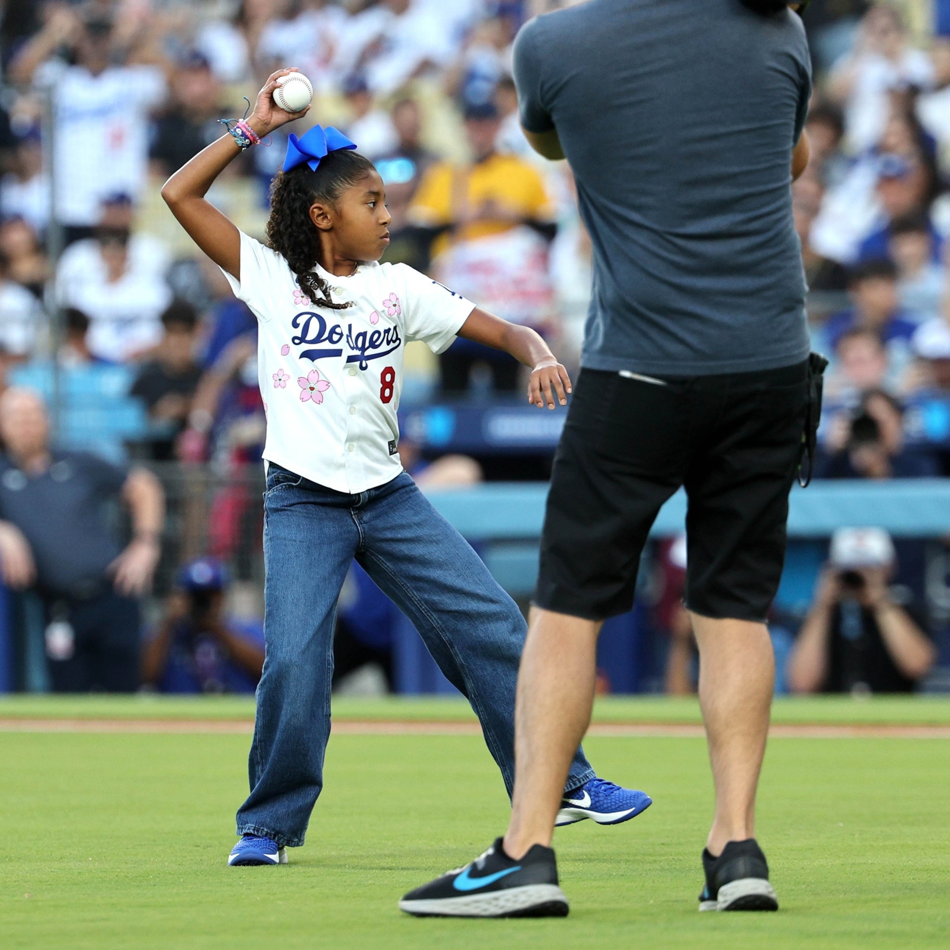 Dodgers host Kobe Bryant bobblehead night to honor Lakers legend