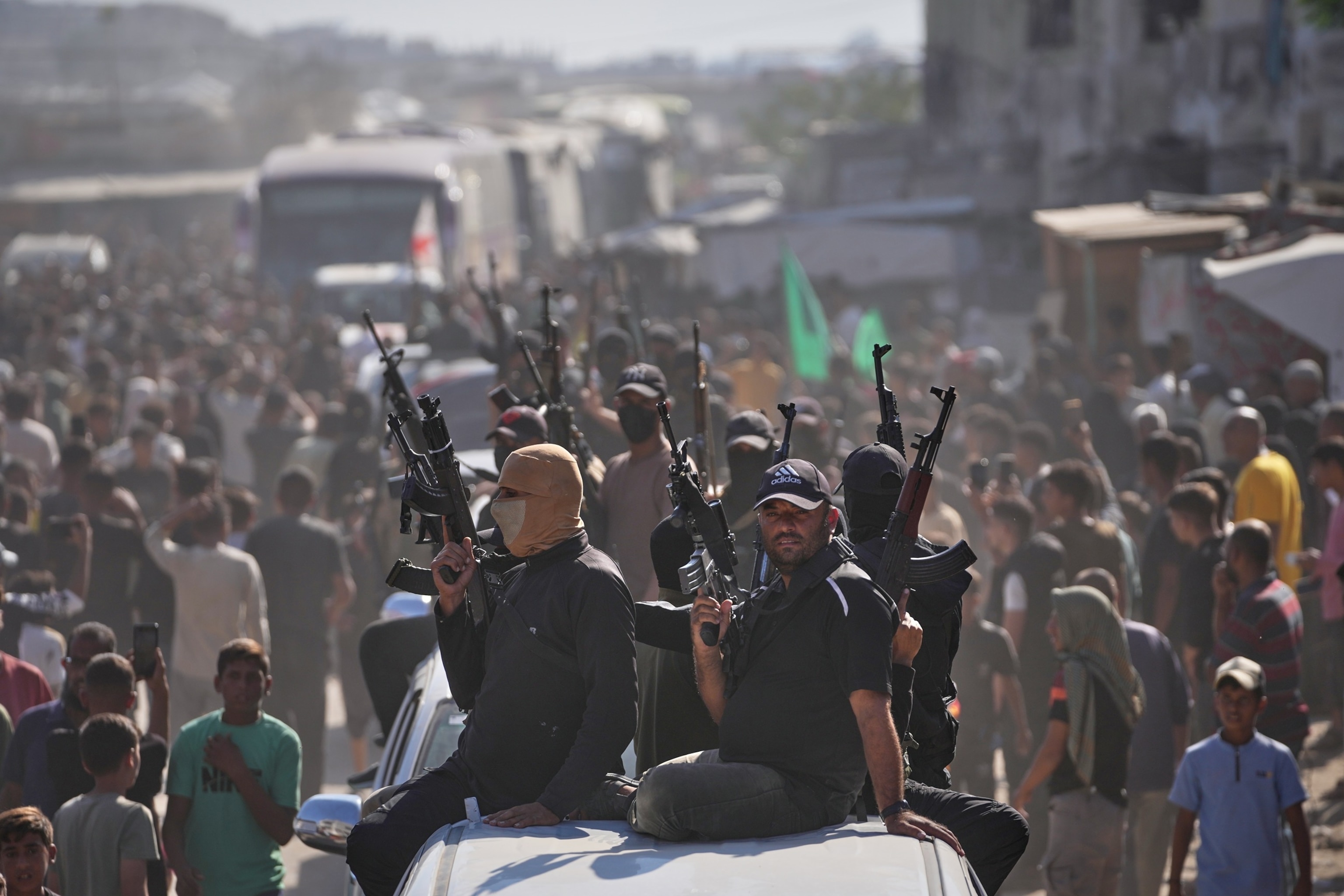 FOTO: Hombres armados de Hamas en camionetas escoltan autobuses que transportan a prisioneros palestinos liberados mientras son recibidos en Khan Younis luego de su liberación de prisiones israelíes como parte de un acuerdo de alto el fuego entre Hamas e Israel, 13 de octubre de 2025.