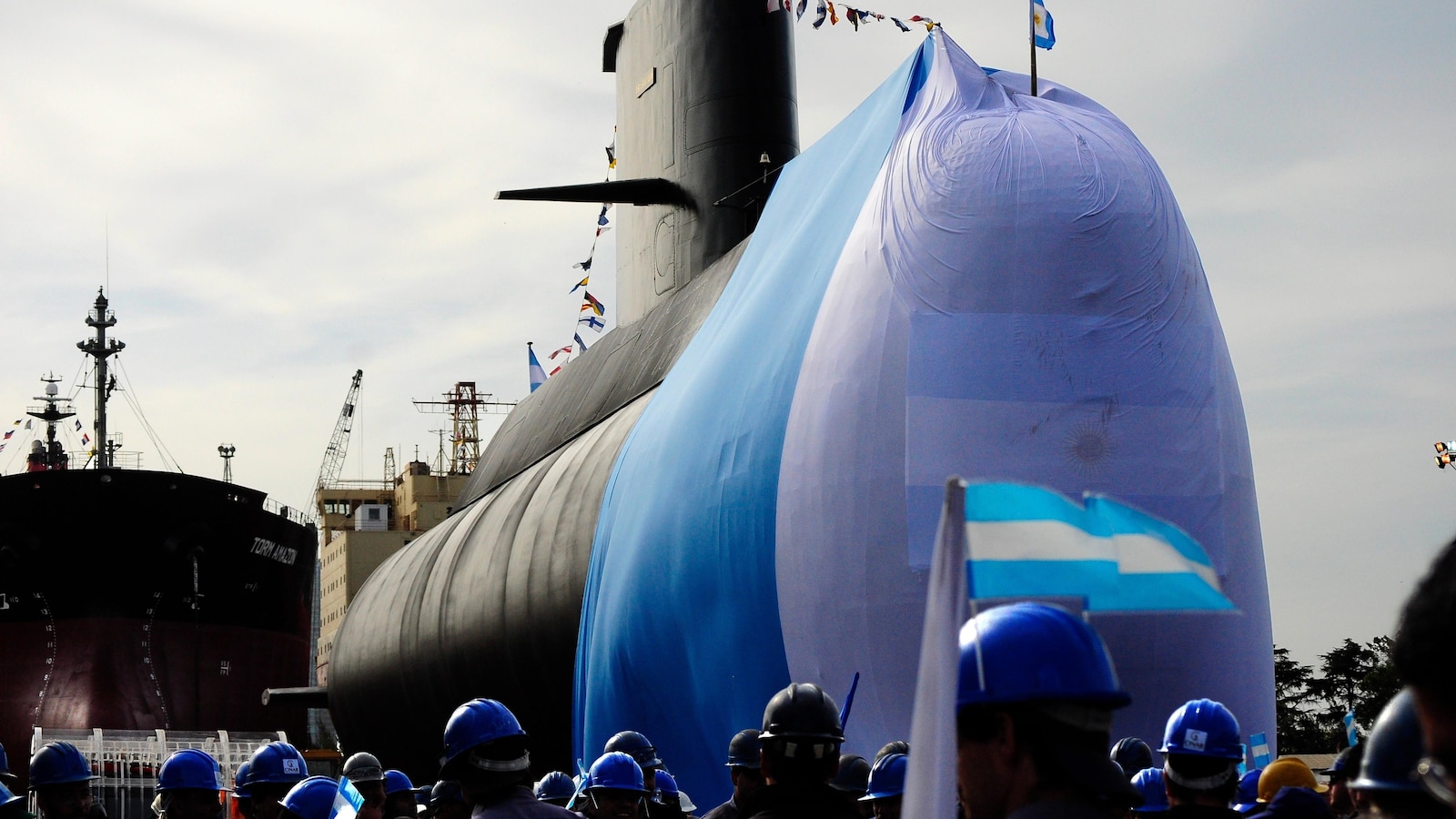 يمثل أربعة ضباط سابقين في البحرية الأرجنتينية للمحاكمة بتهمة غرق غواصة عام 2017 مما أسفر عن مقتل 44 من أفراد الطاقم