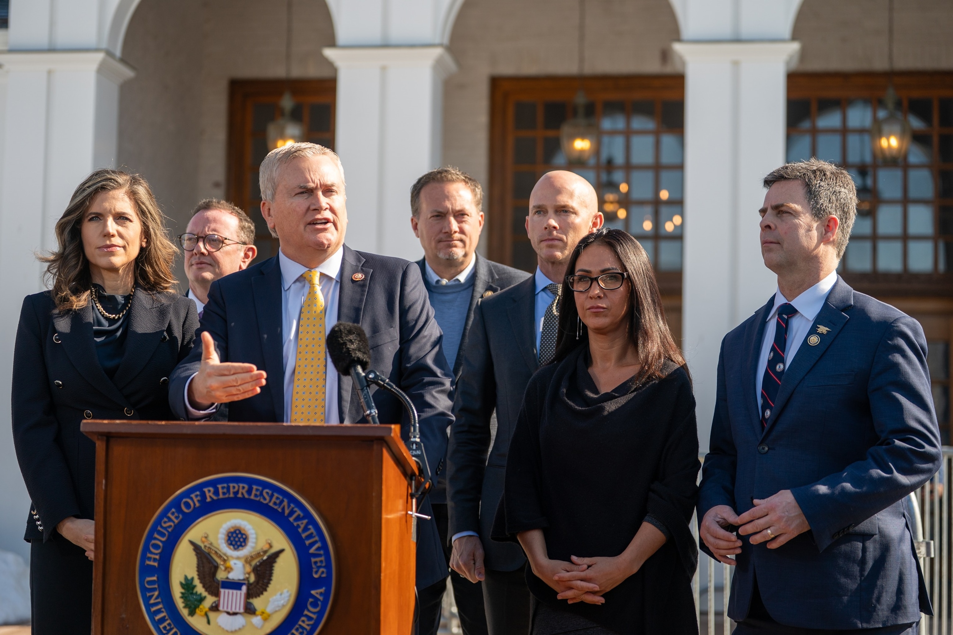 FOTO: El presidente del Comité de Supervisión y Responsabilidad de la Cámara de Representantes, James Comer, habla con miembros de los medios de comunicación antes de una declaración a puerta cerrada con la exsecretaria de Estado de los Estados Unidos, Hillary Clinton, el 26 de febrero de 2026 en Chappaqua, Nueva York.