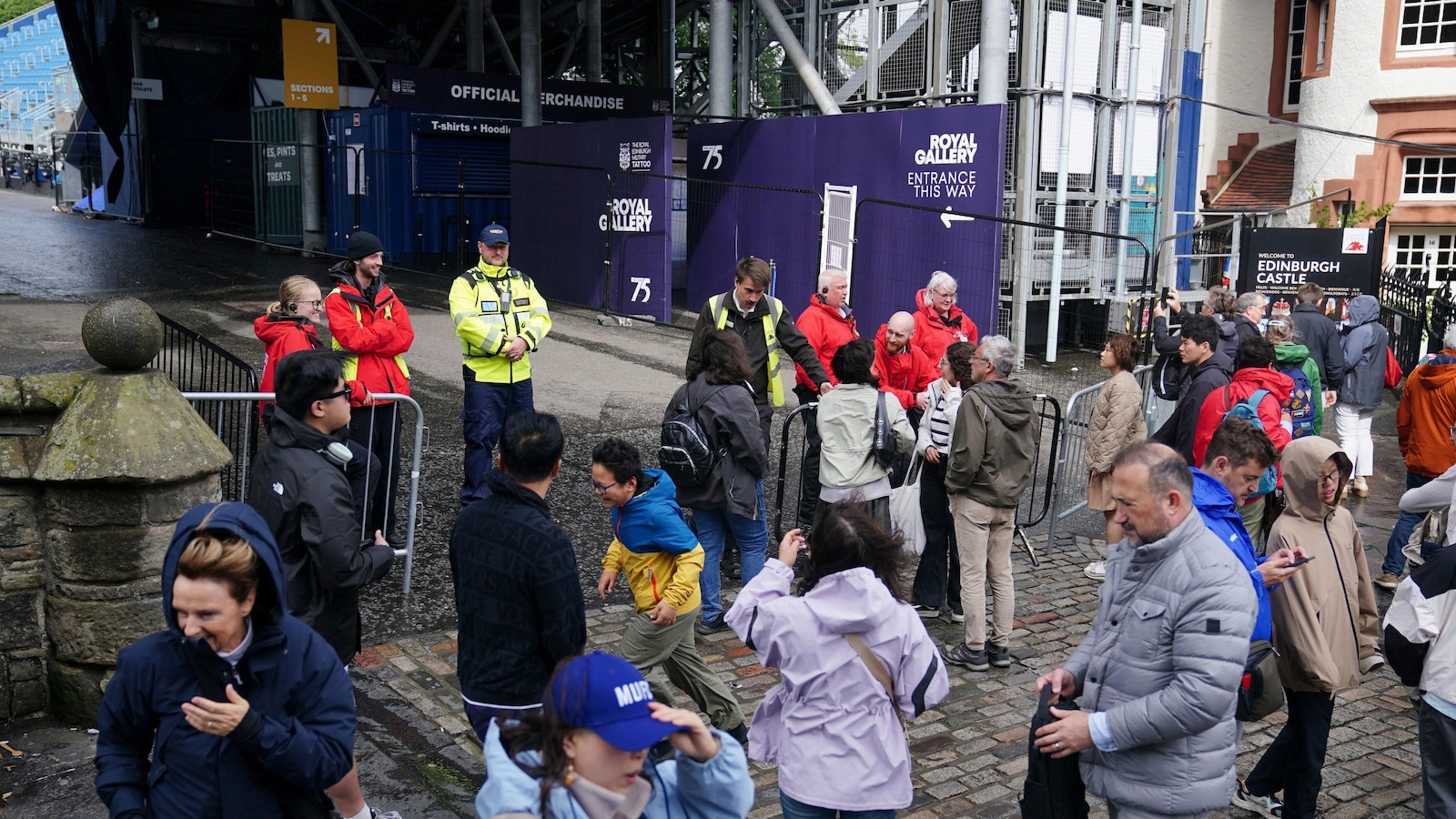 Властите в Шотландия са отменили влакове и затворени паркове тъй
