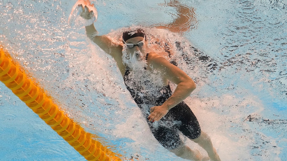 Summer McIntosh goes for her second gold on Day 2 at the swimming world  championships - ABC News