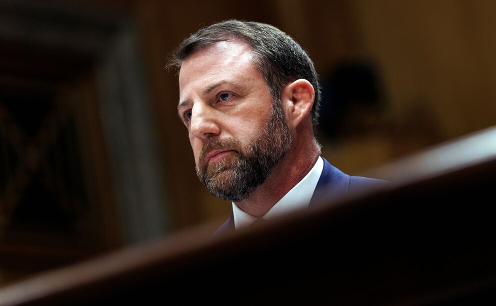 Markwayne Mullin's nomination to be DHS secretary narrowly clears ...