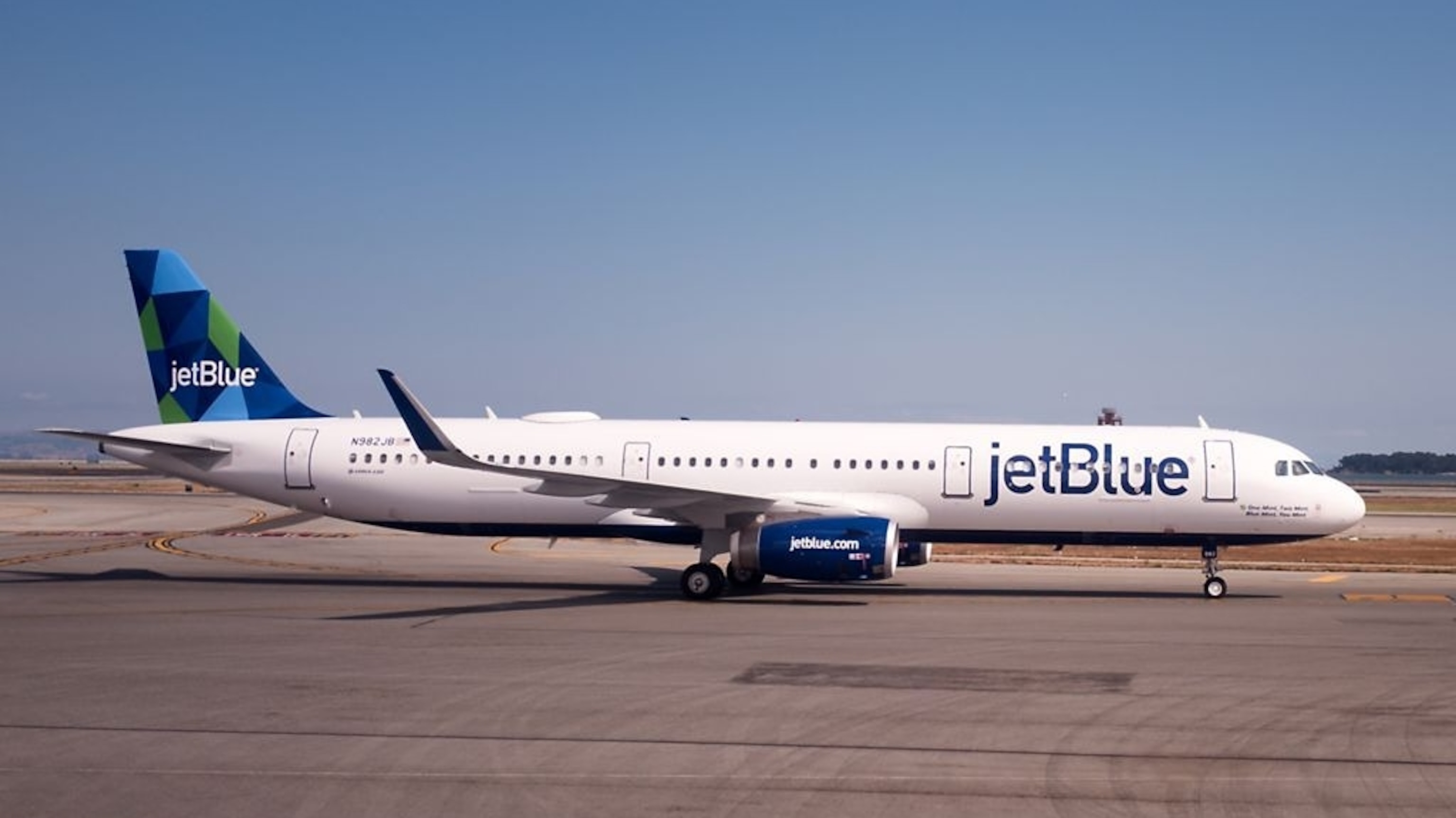 2 News Article Image Un pilote de JetBlue évite de justesse une "collision en plein vol" avec un avion de l'armée de l'air près du Venezuela