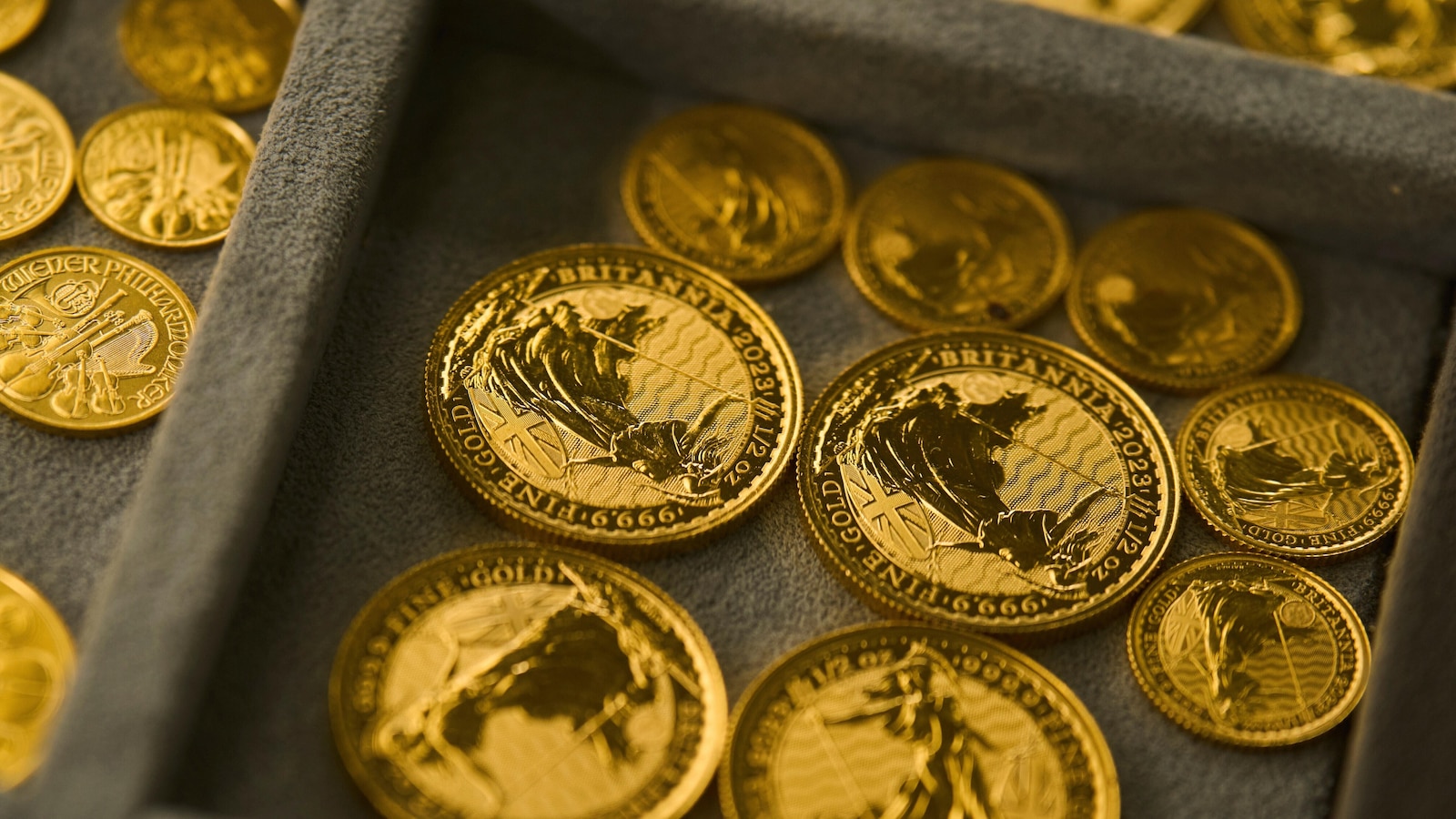 Gold prices soar to new records amid US government shutdown