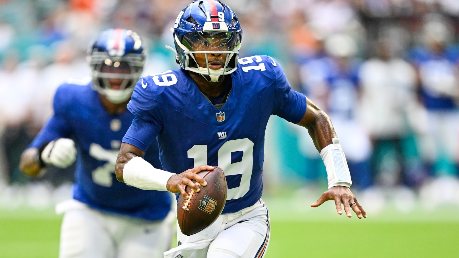 Winston's TD Run Powers Giants Past Dolphins 26-3