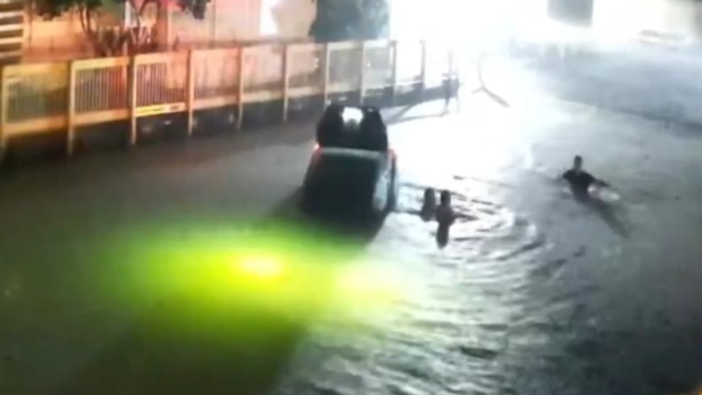Video Good Samaritans rush to save rideshare driver from sinking car ...