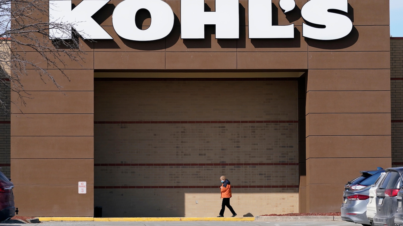  Kohl's promotes interim CEO and 30-year retail veteran Bender to be permanent chief