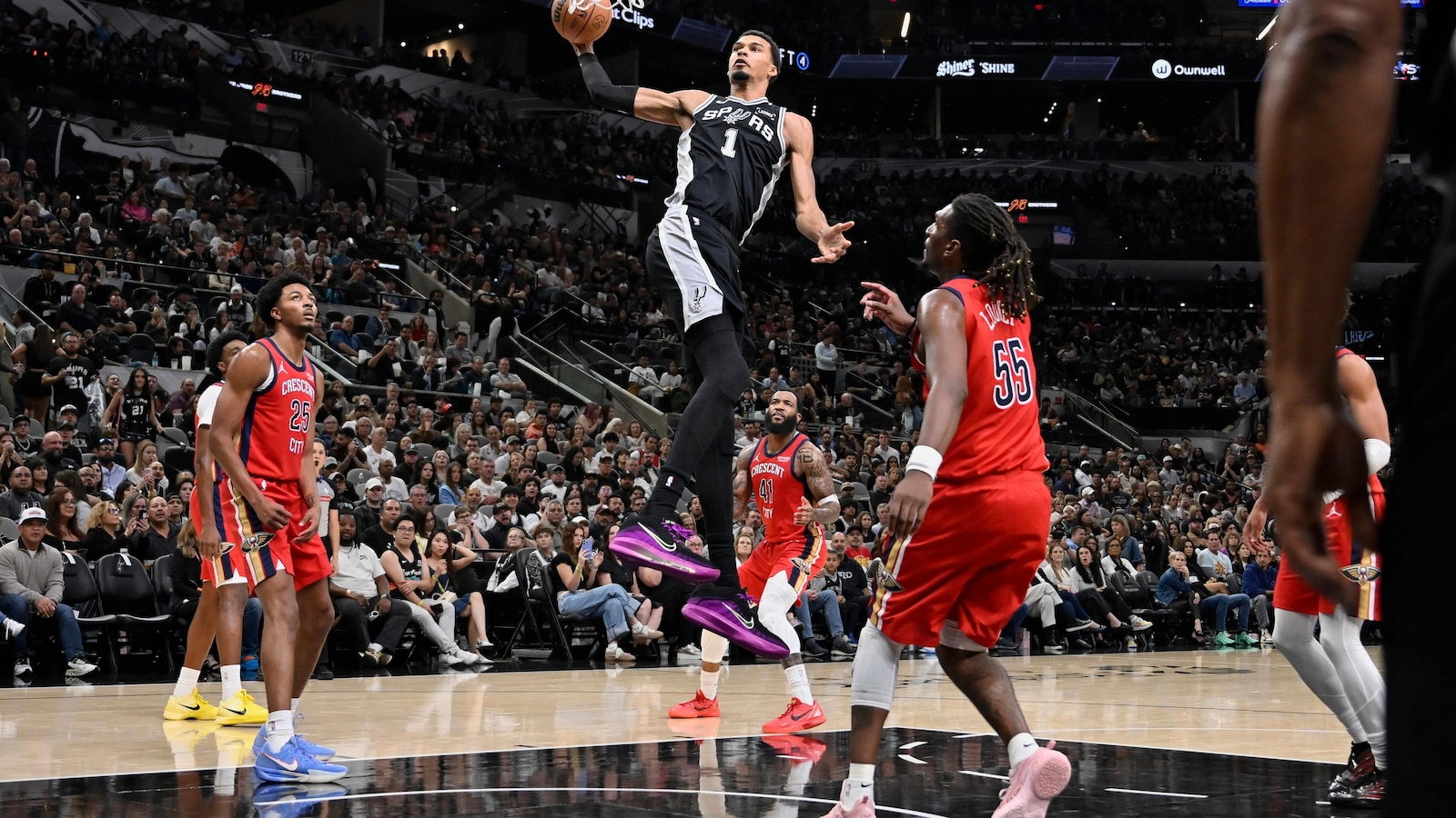 Fox scores 24 points in season debut, Wembanyama has 18 points, 18 rebounds as Spurs top Pelicans