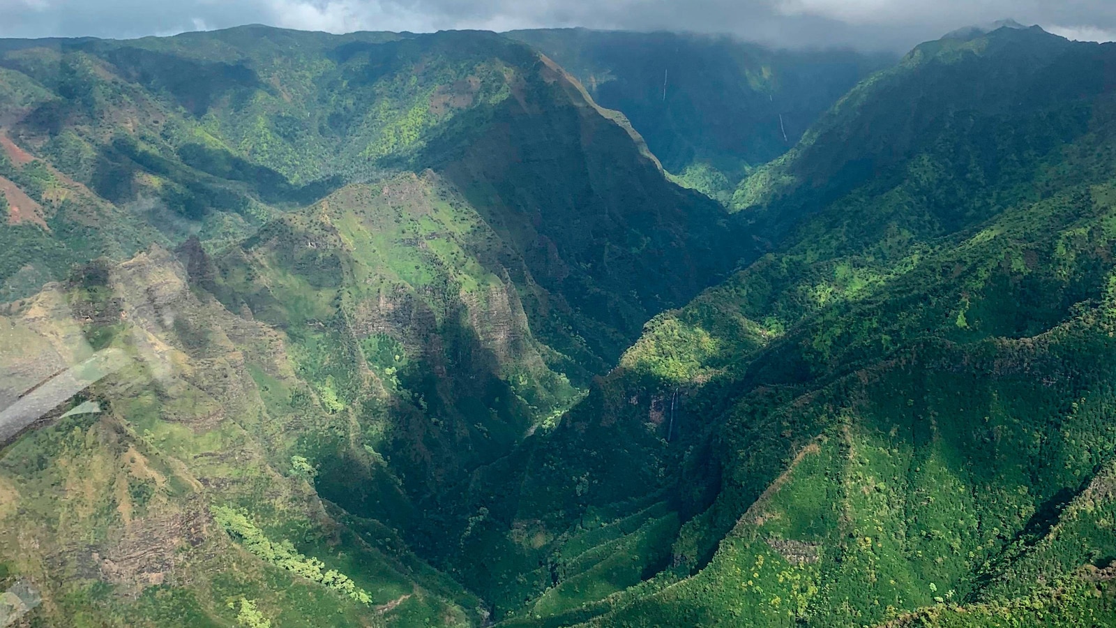 5 injured in helicopter crash on the Hawaiian island of Kauai