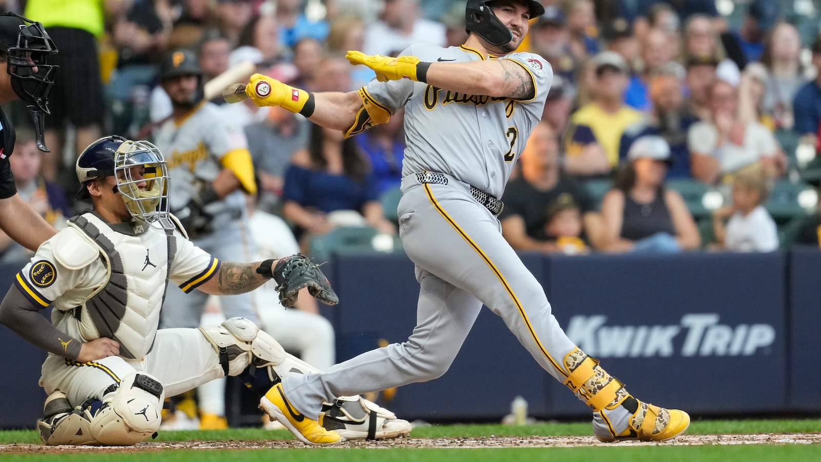 Horwitz's Three-Run Double Extends Pirates' Dominance Over Brewers