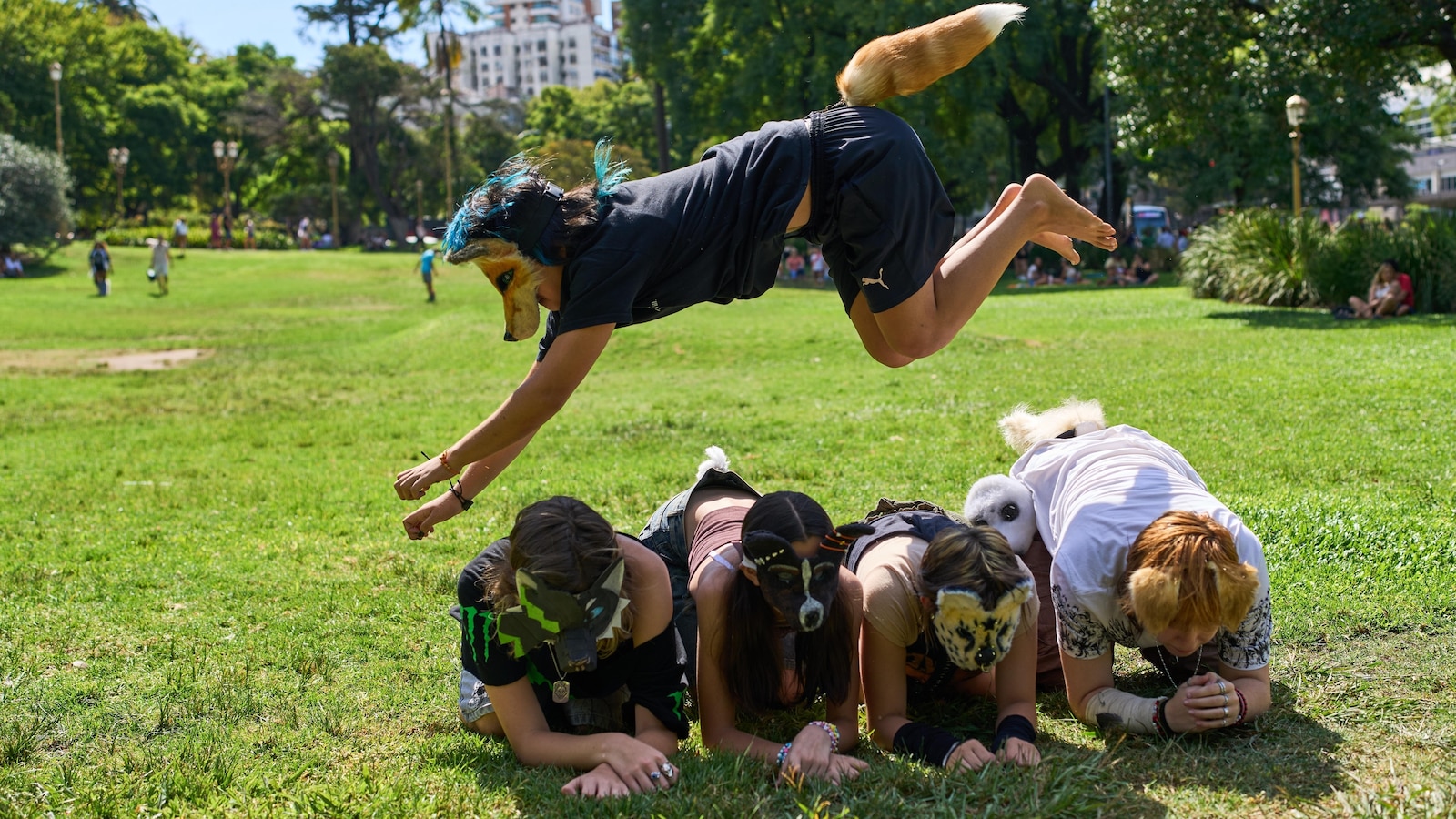 حادثة فيروسية في الأرجنتين حيث يعرّف الشباب والشابات أنفسهم على أنهم حيوانات