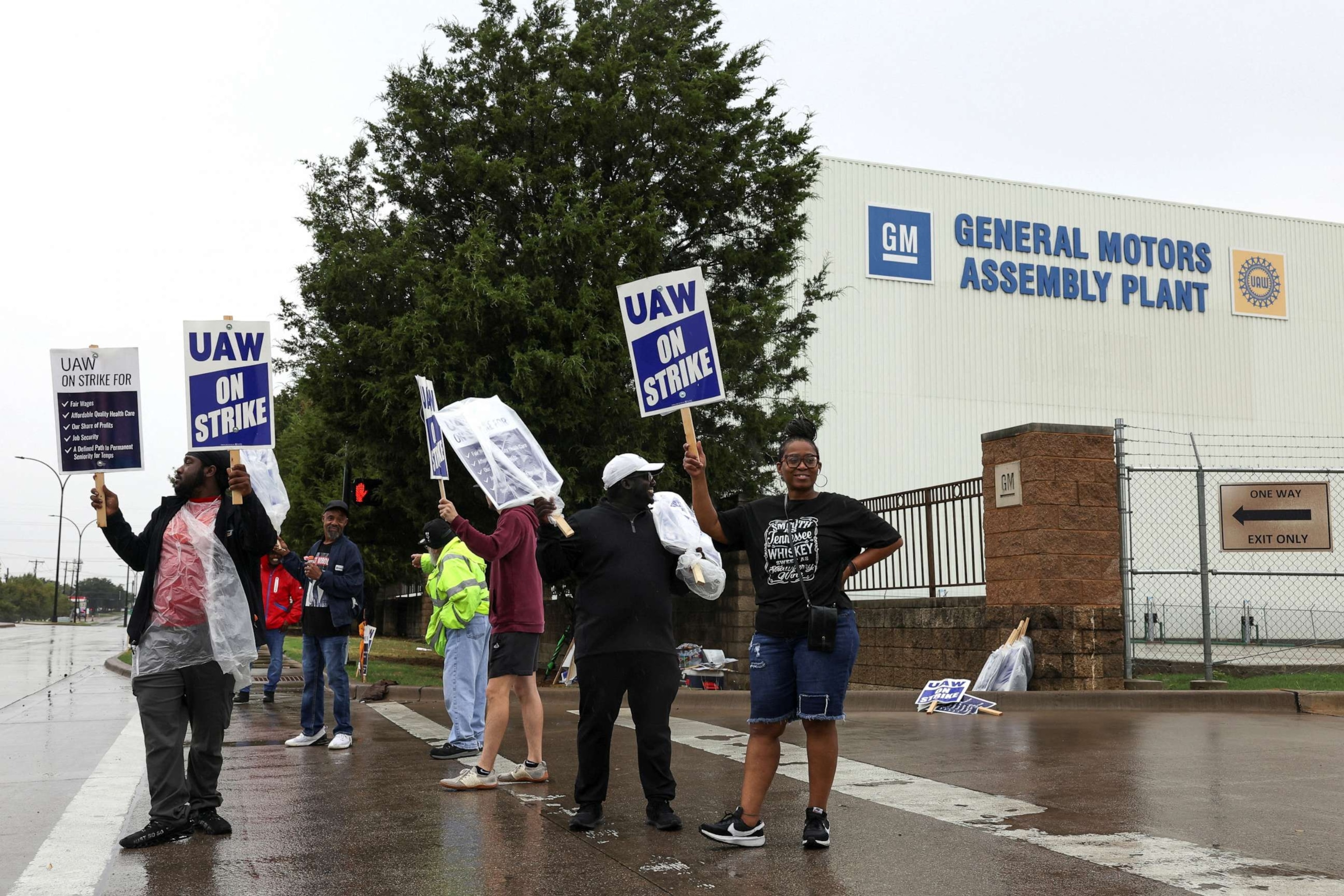 PHOTO: United Auto Workers (UAW) members strike at a General Motors assembly plant that builds the U.S. automaker's full-size sport utility vehicles, in another expansion of the strike in Arlington, Texas, Oct. 24, 2023.