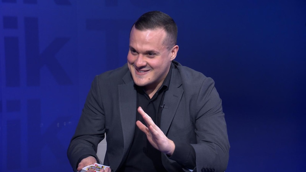 WATCH:  Magician Gianni Palumbo shows off stunning sleight-of-hand card and mind tricks