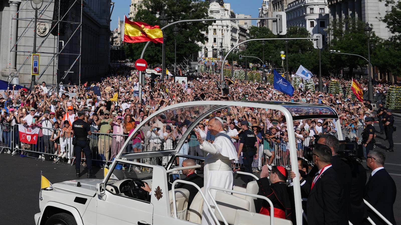 1 million turn out for pope's Mass in Spain and iconic procession