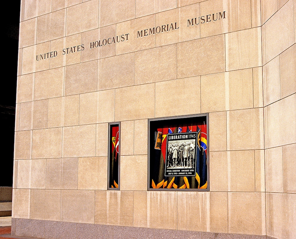 PHOTO: Facade, United States Holocaust Memorial Museum, Washington DC