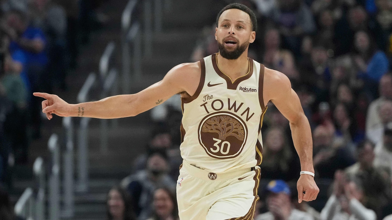 Balanced scoring, 23 3-pointers lead Warriors over Hornets, 136-116