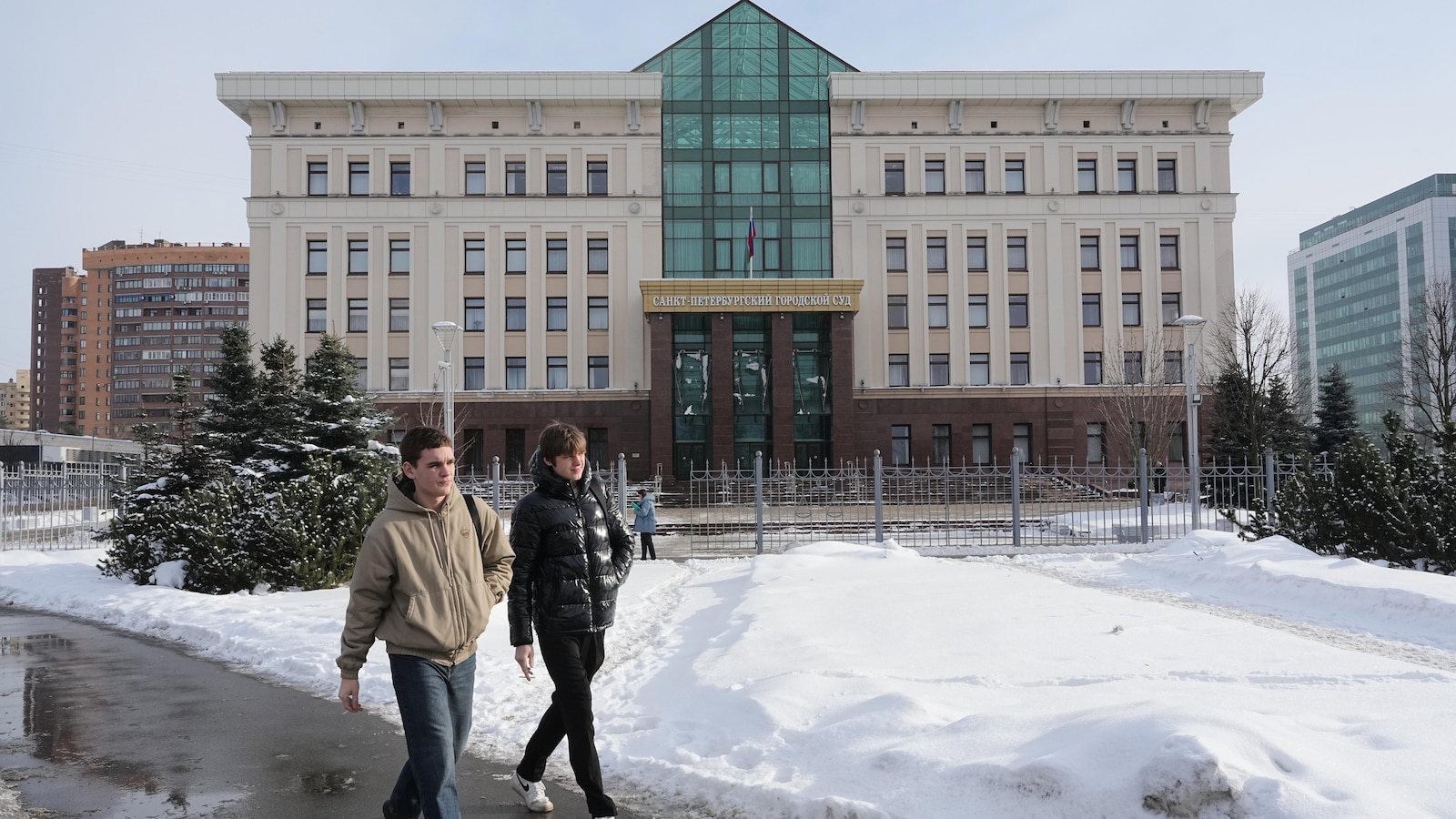 Rusia ha prohibido a un importante grupo de derechos LGBTQ+ por considerarlo extremista, en un nuevo golpe a la asediada comunidad.